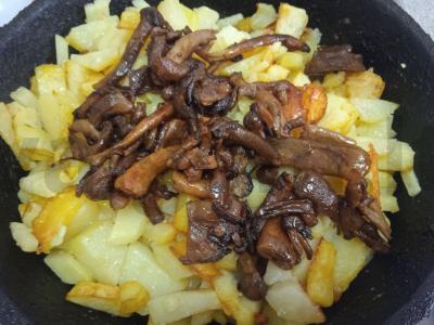 Pievagrybiai, kepti su bulvėmis alyvuogių aliejuje Žingsnis 5