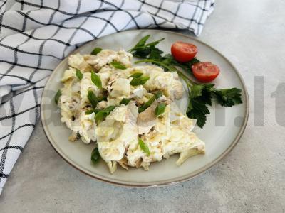 Kiaušiniai su tunu pagrindine nuotrauka