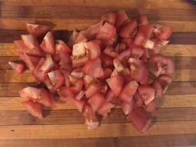 Salotas su feta sūriu, alyvuogėmis ir raudonuoju svogūnu Žingsnis 2