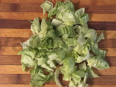 Salotas su feta sūriu, alyvuogėmis ir raudonuoju svogūnu Žingsnis 3