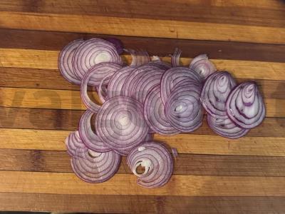 Salotas su feta sūriu, alyvuogėmis ir raudonuoju svogūnu Žingsnis 5