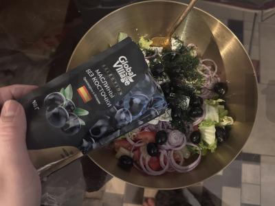 Salotas su feta sūriu, alyvuogėmis ir raudonuoju svogūnu Žingsnis 6