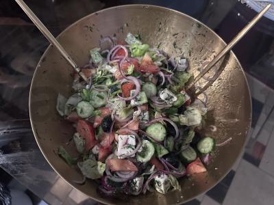 Salotas su feta sūriu, alyvuogėmis ir raudonuoju svogūnu Žingsnis 7