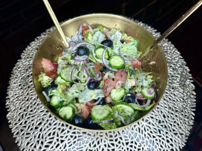 Salotas su feta sūriu, alyvuogėmis ir raudonuoju svogūnu pagrindine nuotrauka