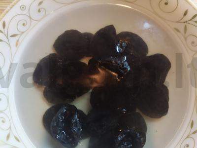 Silkės, džiovintų slyvų ir riešutų salotos „Žvaigždėta naktis vandenyne“ Žingsnis 1