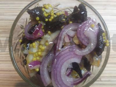 Silkės, džiovintų slyvų ir riešutų salotos „Žvaigždėta naktis vandenyne“ Žingsnis 4