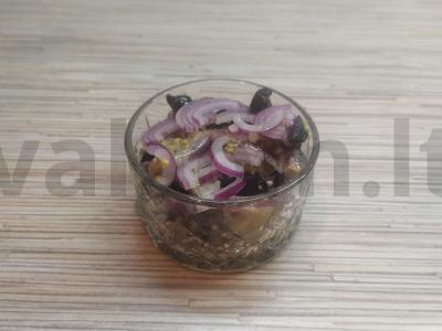 Silkės, džiovintų slyvų ir riešutų salotos „Žvaigždėta naktis vandenyne“ pagrindine nuotrauka