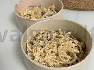 Makaronai su grietinėle ir midijomis pagrindine nuotrauka