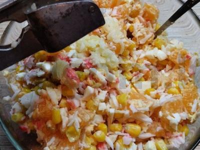 Salotas „Naujas favoritas“ su krabų mėsa ir mandarinai Žingsnis 5