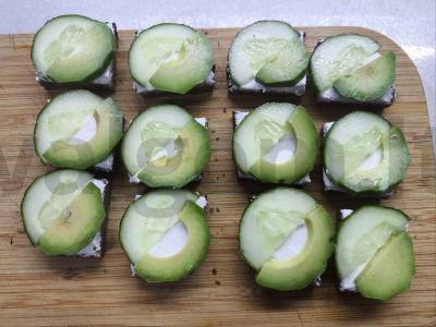 Kanarė su lašiša, agurku ir avokadu Žingsnis 3