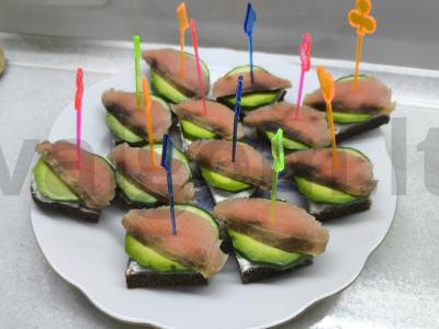 Kanarė su lašiša, agurku ir avokadu pagrindine nuotrauka