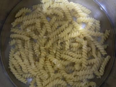 Grietinėlės makaronai su krevetėmis ir alyvuogėmis Žingsnis 1