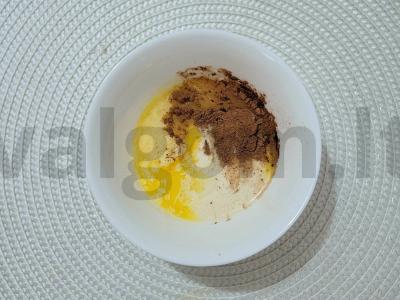 Šokoladinis keksiukas su raugintu pienu ir džiovintais slyvomis Žingsnis 1