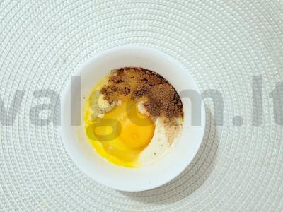 Šokoladinis keksiukas su raugintu pienu ir džiovintais slyvomis Žingsnis 2