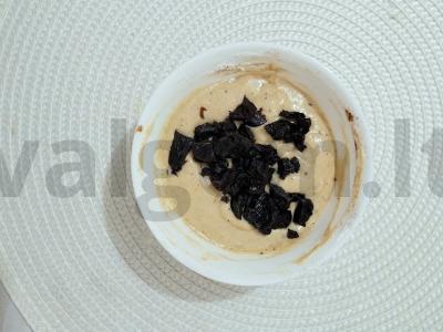 Šokoladinis keksiukas su raugintu pienu ir džiovintais slyvomis Žingsnis 4