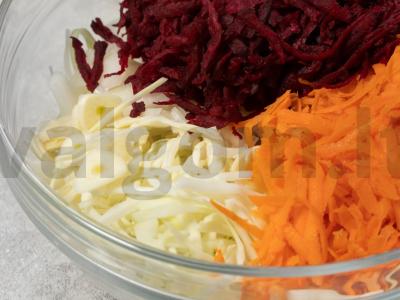 Marinuota salotų mišinys iš kopūstų, burokėlių ir morkų Žingsnis 2