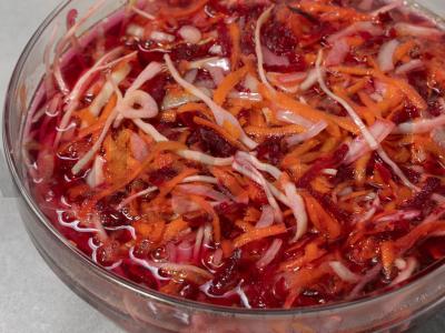 Marinuota salotų mišinys iš kopūstų, burokėlių ir morkų Žingsnis 5