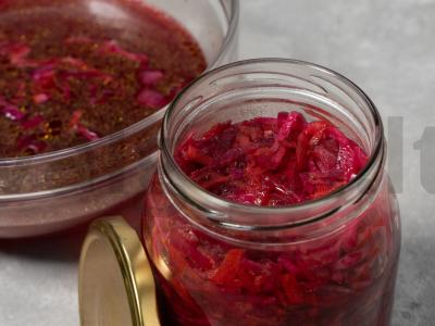 Marinuota salotų mišinys iš kopūstų, burokėlių ir morkų Žingsnis 7