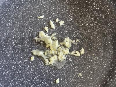 Grietinėlės česnako padažas su mocarela Žingsnis 1