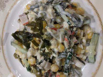 Puikus salotas su jūros kopūstais ir kukurūzais pagrindine nuotrauka