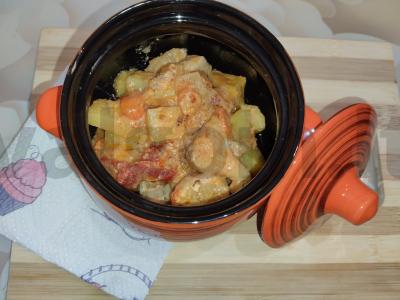 Kepinys puoduose su karštu maistu pagrindine nuotrauka