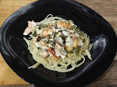 Spagečiai su kepta upėtakiu ir žaliąja pupelių pagrindine nuotrauka