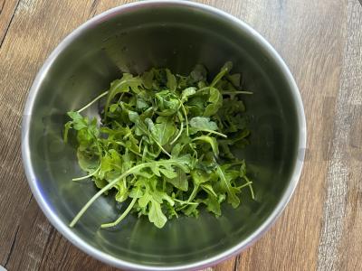 Lengvas salotas su rukola, quinoa ir daržovėmis Žingsnis 1