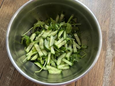 Lengvas salotas su rukola, quinoa ir daržovėmis Žingsnis 2