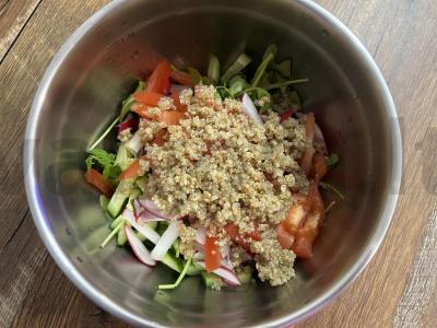 Lengvas salotas su rukola, quinoa ir daržovėmis Žingsnis 5