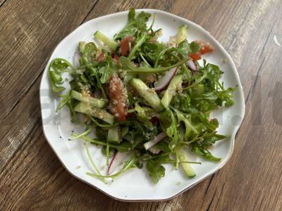 Lengvas salotas su rukola, quinoa ir daržovėmis pagrindine nuotrauka