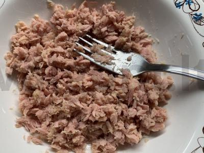 Salotos su tunu, kukurūzais ir šviežiu agurku Žingsnis 1