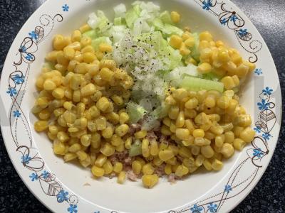 Salotos su tunu, kukurūzais ir šviežiu agurku Žingsnis 3