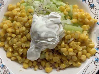 Salotos su tunu, kukurūzais ir šviežiu agurku Žingsnis 4