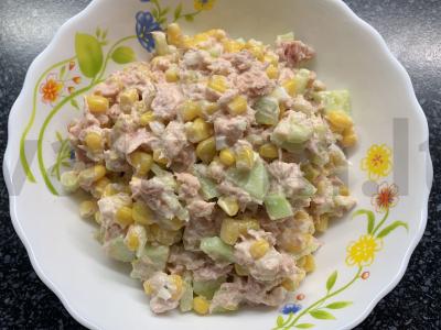 Salotos su tunu, kukurūzais ir šviežiu agurku Žingsnis 5