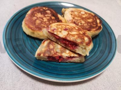 Kefyro blynai su avietėmis pagrindine nuotrauka