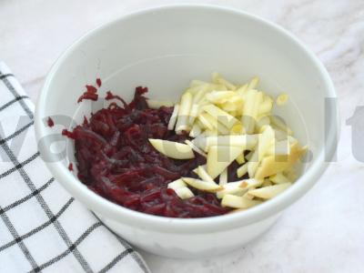 Burokėlių salotos su obuoliu ir razinomis Žingsnis 2