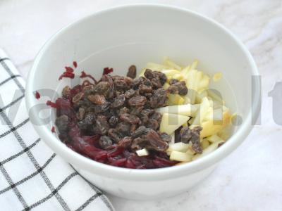 Burokėlių salotos su obuoliu ir razinomis Žingsnis 3