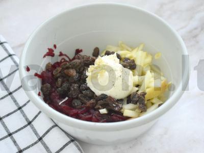 Burokėlių salotos su obuoliu ir razinomis Žingsnis 4