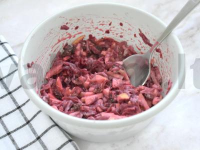 Burokėlių salotos su obuoliu ir razinomis Žingsnis 5