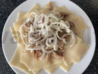 Bešalčio makaronai su vištiena pietums pagrindine nuotrauka