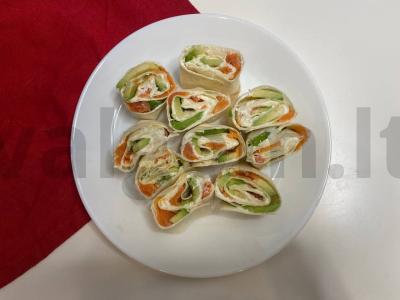 Rulėlis su lašiša ir varškės sūriu pagrindine nuotrauka