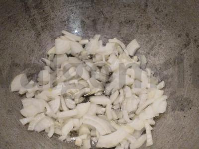 Puikus troškinys su konservuota mėsa, kopūstais ir bulvėmis Žingsnis 1