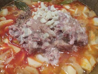 Puikus troškinys su konservuota mėsa, kopūstais ir bulvėmis Žingsnis 4