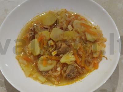 Puikus troškinys su konservuota mėsa, kopūstais ir bulvėmis pagrindine nuotrauka