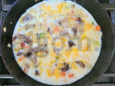 Sultingas omletas su grybais ir daržovėmis kaimišku stiliumi Žingsnis 4