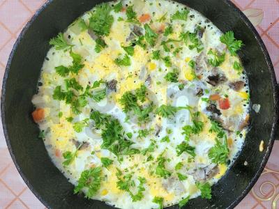 Sultingas omletas su grybais ir daržovėmis kaimišku stiliumi pagrindine nuotrauka