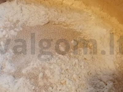 Pica „Namų“ su dviem sūrio rūšimis Žingsnis 1