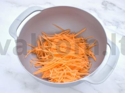 Korėjietiška morkų salotos su paruošta prieskonių mišiniu Žingsnis 1