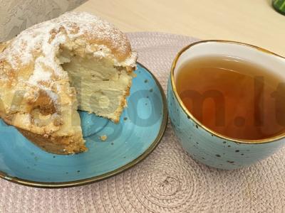 Kukurūzų miltų šarlotė pagrindine nuotrauka