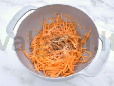 Korėjietiška morkų salotos su paruošta prieskonių mišiniu Žingsnis 3